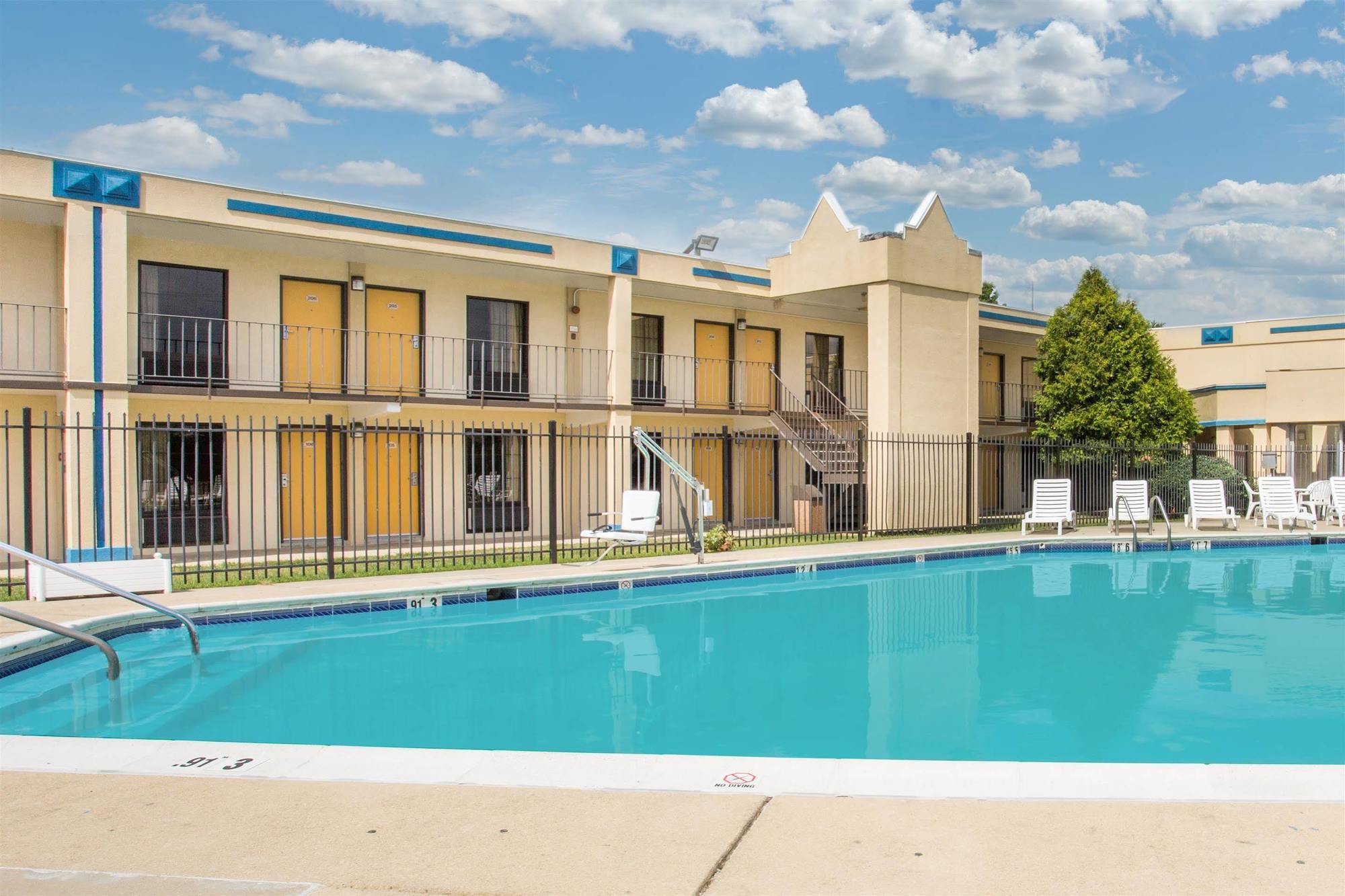 Готель Super 8 By Wyndham Camp Springs/Andrews Afb Dc Area Екстер'єр фото